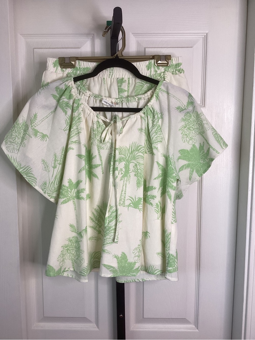 Cream & Light Green Palm Print Short Set, size Medium, NWT